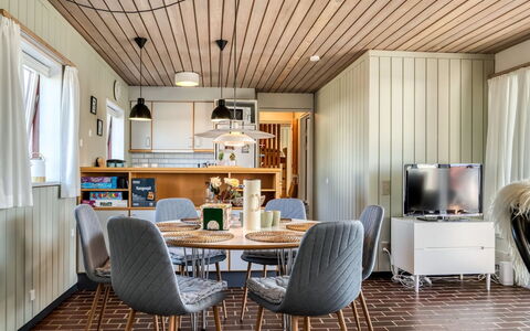 Enwald - 700M from the Sea: Meubilair, Interieur Ontwerp, Hout, Flooring, Plafond, Stoel, Keuken En Eettafel, Lichte Inrichting, Tafel, Eetkamer