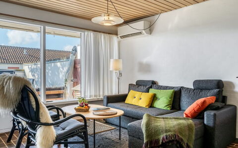 Enwald - 700M from the Sea: Meubilair, Interieur Ontwerp, Muur, Bankstel, Hout, Flooring, Woonkamer, Verdieping, Verlichting, Kamer