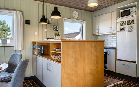 Enwald - 700M from the Sea: Hout, Interieur Ontwerp, Meubilair, Flooring, Keuken, Plafond, Countertop, Verlichting, Lichte Inrichting, Verdieping