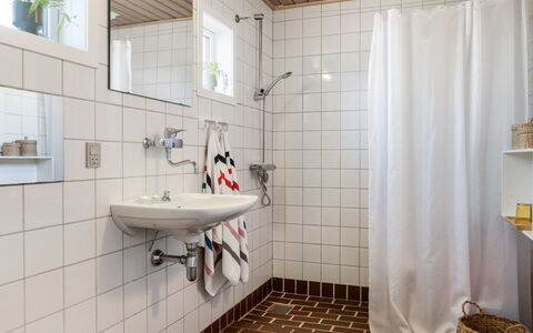 Enwald - 700M from the Sea: Muur, Flooring, Interieur Ontwerp, Badkamer, Loodgieterswerkinrichting, Verdieping, Loodgieter, Tegel, Kraan, Wastafel