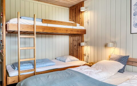 Enwald - 700M from the Sea: Bed, Slaapkamer, Laken, Bedding, Interieur Ontwerp, Hout, Meubilair, Stapelbed, Plafond, Textiel