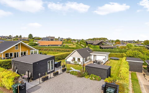 Arnia - 250M from the Sea: Verblijf, Backyard, Werf, Garden Gebouwen, Schuur, Siding, Buitenmeubels, Blokhut, Outdoor Structuur, Keet