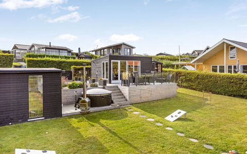 Arnia - 250M from the Sea: Verblijf, Backyard, Werf, Garden Gebouwen, Schuur, Siding, Buitenmeubels, Blokhut, Outdoor Structuur, Keet