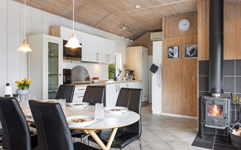 Arnia - 250M from the Sea: Verblijf, Backyard, Werf, Garden Gebouwen, Schuur, Siding, Buitenmeubels, Blokhut, Outdoor Structuur, Keet