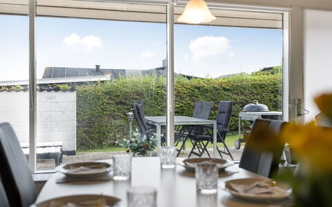 Arnia - 250M from the Sea: Verblijf, Backyard, Werf, Garden Gebouwen, Schuur, Siding, Buitenmeubels, Blokhut, Outdoor Structuur, Keet