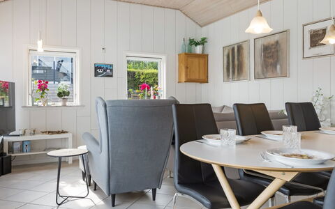 Arnia - 250M from the Sea: Verblijf, Backyard, Werf, Garden Gebouwen, Schuur, Siding, Buitenmeubels, Blokhut, Outdoor Structuur, Keet