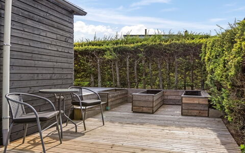 Arnia - 250M from the Sea: Verblijf, Backyard, Werf, Garden Gebouwen, Schuur, Siding, Buitenmeubels, Blokhut, Outdoor Structuur, Keet