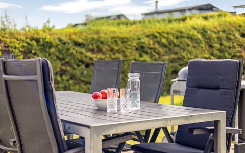 Arnia - 250M from the Sea: Verblijf, Backyard, Werf, Garden Gebouwen, Schuur, Siding, Buitenmeubels, Blokhut, Outdoor Structuur, Keet
