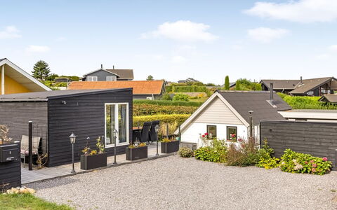 Arnia - 250M from the Sea: Verblijf, Backyard, Werf, Garden Gebouwen, Schuur, Siding, Buitenmeubels, Blokhut, Outdoor Structuur, Keet