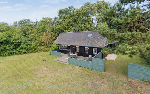 Joon - 100M from the Sea: Gras, Huis, Dak, Verblijf, Struik, Huis, Landelijk Gebied, Groundcover, Gazon, Tuin
