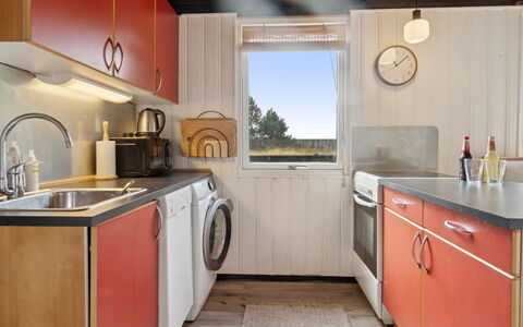 Joon - 100M from the Sea: Wasmachine, Major Appliance, Wasdroger, Wasruimte, Keuken, Toestel Van De Keuken, Countertop, Huishoudapparatuur, Kraan, Cabinetry