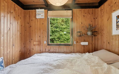 Joon - 100M from the Sea: Slaapkamer, Hout, Interieur Ontwerp, Bed, Flooring, Verdieping, Laken, Bedding, Plafond, Meubilair