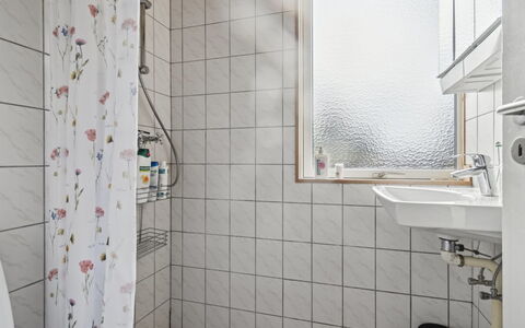 Joon - 100M from the Sea: Badkamer, Muur, Loodgieterswerkinrichting, Flooring, Interieur Ontwerp, Verdieping, Loodgieter, Wastafel, Kraan, Wastafel In De Badkamer