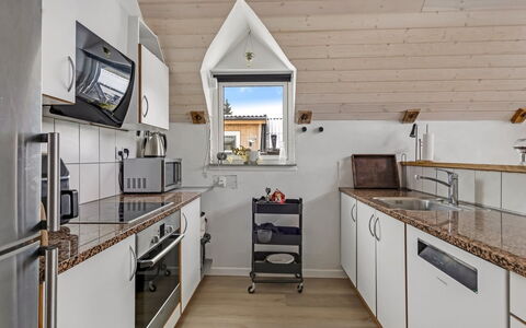Milutin - 650M from the Sea: Hout, Huis, Meubilair, Keuken, Countertop, Plafond, Appartement, Cabinetry, Major Appliance, Kamer
