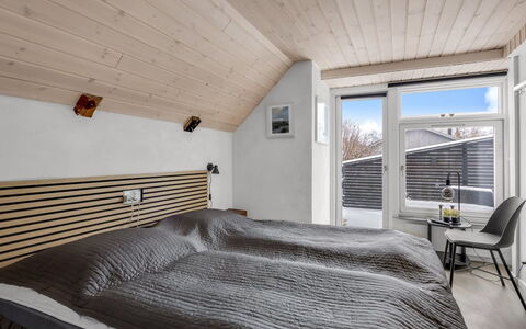 Milutin - 650M from the Sea: Hout, Interieur Ontwerp, Slaapkamer, Plafond, Bed, Meubilair, Laken, Bed Frame, Bedding, Linens
