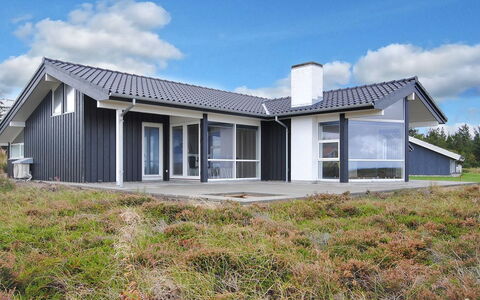 Arisa - 100M to the Fjord: Huis, Dak, Huis, Verblijf, Struik, Groundcover, Landgoed, Boerderij, Siding, Garden Gebouwen