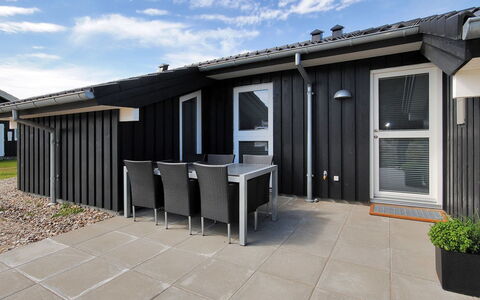 Arisa - 100M to the Fjord: Huis, Dak, Huis, Verblijf, Struik, Groundcover, Landgoed, Boerderij, Siding, Garden Gebouwen