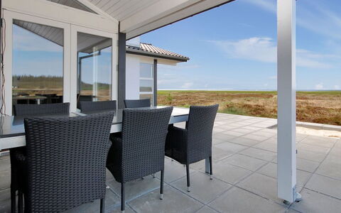 Arisa - 100M to the Fjord: Huis, Dak, Huis, Verblijf, Struik, Groundcover, Landgoed, Boerderij, Siding, Garden Gebouwen
