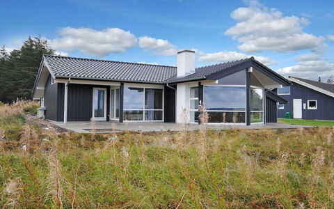 Arisa - 100M to the Fjord: Huis, Dak, Huis, Verblijf, Struik, Groundcover, Landgoed, Boerderij, Siding, Garden Gebouwen