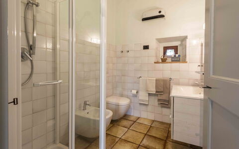 Villa Belchianti: Flooring, Verdieping, Badkamer, Loodgieterswerkinrichting, Interieur Ontwerp, Toilet, Wc Bril, Loodgieter, Plafond, Kamer