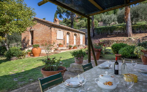 Maria Gabriella Holiday Home In Monticchiello: Steen, Verblijf, Hacienda, Bloempot, Kamerplant, Backyard, Voedsel, Stoel, Boerderij, Villa