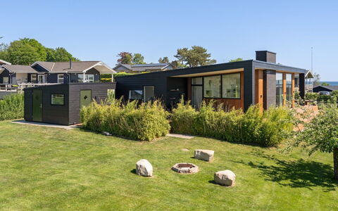 Karitte - 300M from the Sea: Hout, Huis, Veranda, Dek, Hardwood, Dak, Beits, Houten Vloer, Eco Hotel