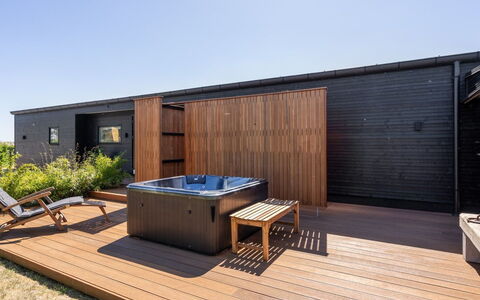 Karitte - 300M from the Sea: Hout, Huis, Veranda, Dek, Hardwood, Dak, Beits, Houten Vloer, Eco Hotel