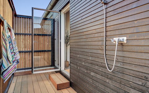 Karitte - 300M from the Sea: Hout, Huis, Veranda, Dek, Hardwood, Dak, Beits, Houten Vloer, Eco Hotel