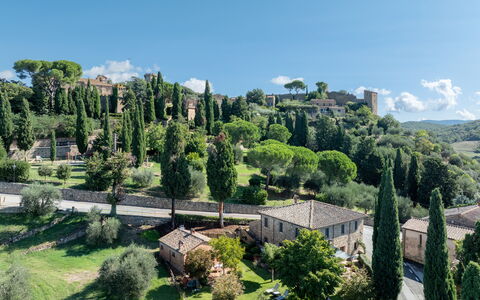 Maria Gabriella Home & Cottage: Boom, Vegetation, Struik, Landschap, Land Lot, Landelijk Gebied, Landgoed, Landscaping, Dorp