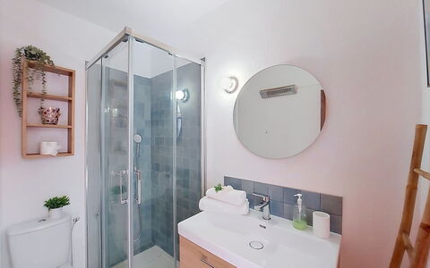 Le Barcarès 255: Badkamer, Loodgieterswerkinrichting, Interieur Ontwerp, Flooring, Verdieping, Wastafel In De Badkamer, Toilet, Badkamerkast, Spiegel, Loodgieter