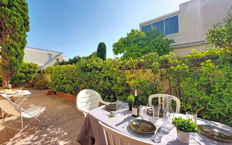 Le Barcarès 255: Struik, Tuin, Landscaping, Werf, Stoel, Schaduw, Hacienda, Backyard, Buitenmeubels, Binnenplaats