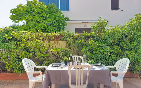 Le Barcarès 255: Meubilair, Stoel, Buitentafel, Buitenmeubels, Schaduw, Keuken En Eettafel, Tuin, Werf, Landscaping, Backyard