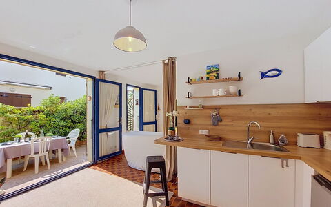 Le Barcarès 255: Meubilair, Flooring, Hout, Interieur Ontwerp, Verdieping, Countertop, Keuken, Kamer, Huis, Cabinetry