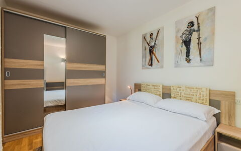 Al Parco: Bed, Meubilair, Interieur Ontwerp, Slaapkamer, Flooring, Verdieping, Bedding, Hout, Laken, Kamer