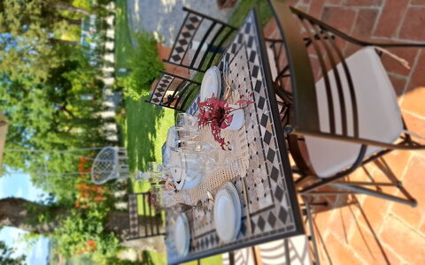 The Tuscan Retreat Spa: Meubilair, Stoel, Tafel, Buitentafel, Buitenmeubels, Ijzer, Tuin, Werf, Schaduw, Gazon