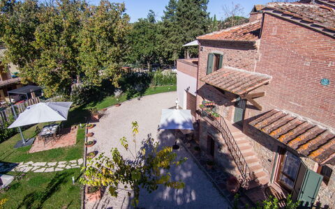 The Tuscan Retreat Spa: Woongebied, Struik, Huis, Stedelijk Ontwerp, Tuin, Landgoed, Hacienda, Werf, Landscaping, Schaduw