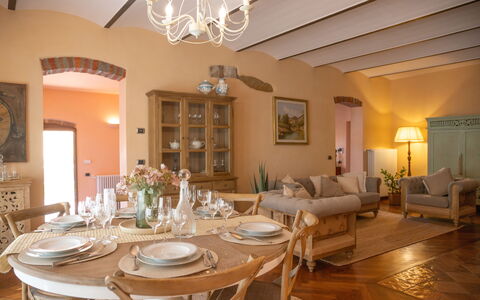 The Tuscan Retreat Spa: Meubilair, Interieur Ontwerp, Stoel, Tafel, Flooring, Hout, Verdieping, Kamer, Eetkamer, Keuken En Eettafel