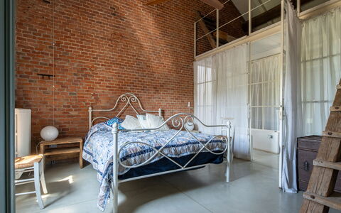 Villa Poggio Zucchino, Pool, Wellness, Piacenza: Meubilair, Slaapkamer, Interieur Ontwerp, Bed, Bed Frame, Verdieping, Verlichting, Flooring, Bedding, Laken