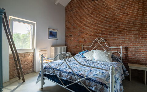 Villa Poggio Zucchino, Pool, Wellness, Piacenza: Muur, Slaapkamer, Meubilair, Steen, Bed, Interieur Ontwerp, Laken, Bedding, Bed Frame, Metselwerk