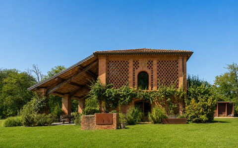 Villa Poggio Zucchino, Pool, Wellness, Piacenza: Gras, Struik, Architectuur, Tuin, Land Lot, Groundcover, Gazon, Landscaping