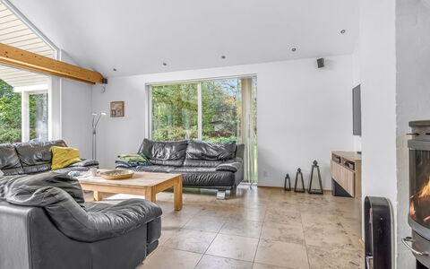 Talitha - 40M from the Sea: Hout, Flooring, Interieur Ontwerp, Meubilair, Bankstel, Verdieping, Plafond, Woonkamer, Kamer, Huis