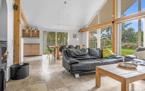 Talitha - 40M from the Sea: Flooring, Hout, Interieur Ontwerp, Plafond, Verdieping, Bankstel, Woonkamer, Meubilair, Houten Vloer, Hardwood