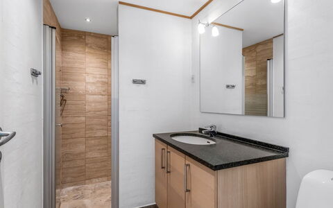 Talitha - 40M from the Sea: Loodgieterswerkinrichting, Flooring, Interieur Ontwerp, Wastafel, Badkamer, Verdieping, Wastafel In De Badkamer, Kraan, Badkamerkast, Loodgieter