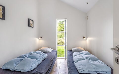 Talitha - 40M from the Sea: Plafond, Verdieping, Slaapkamer, Flooring, Bed, Bedding, Laken, Bed Frame, Daylighting, Matras
