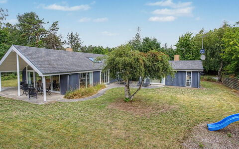 Talitha - 40M from the Sea: Huis, Huis, Dak, Struik, Verblijf, Groundcover, Landgoed, Schaduw, Gazon, Tuin