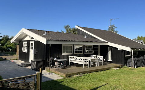 Effy - 600M from the Sea: Dak, Huis, Huis, Verblijf, Deur, Siding, Dek, Veranda, Plank, Hardwood
