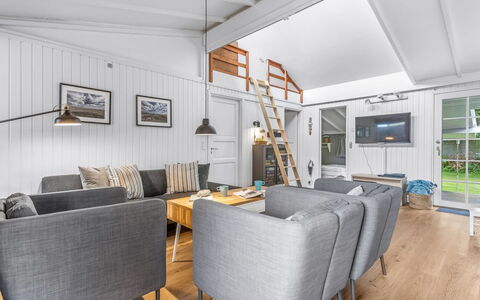 Effy - 600M from the Sea: Dak, Huis, Huis, Verblijf, Deur, Siding, Dek, Veranda, Plank, Hardwood