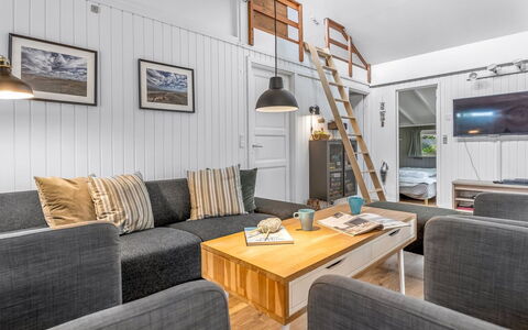 Effy - 600M from the Sea: Dak, Huis, Huis, Verblijf, Deur, Siding, Dek, Veranda, Plank, Hardwood