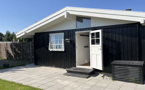 Effy - 600M from the Sea: Dak, Huis, Huis, Verblijf, Deur, Siding, Dek, Veranda, Plank, Hardwood