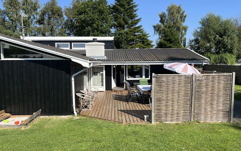 Effy - 600M from the Sea: Dak, Huis, Huis, Verblijf, Deur, Siding, Dek, Veranda, Plank, Hardwood